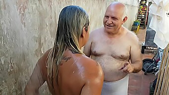 El Abuelo Le Da Un Baño A La Adolescente Latina Y Recibe Sexo Oral