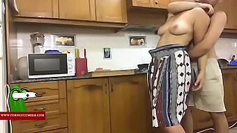 Sexo Caliente En La Cocina Con Una Pareja Explosiva De Sus Cuerpos