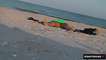 ¡video Amateur De Una Chica Desnuda En La Playa!