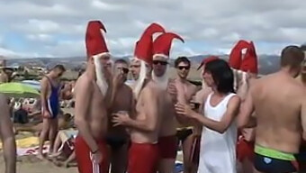 Hombres Amateur Disfrutan Del Espíritu De Carnaval Al Aire Libre