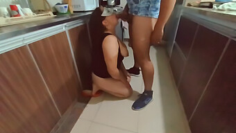 Milf Madura Desfruta De Sexo Oral E Vaginal Com Seu Primo Mais Jovem Na Cozinha.