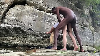 Interracial Paar Lässt Sich Auf Outdoor Sex Abenteuer Ein