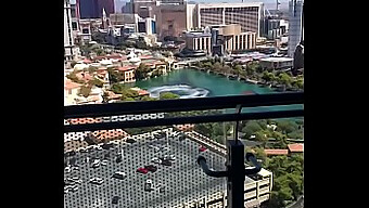 Medzirasové Stretnutie V Las Vegas Vedie K Tvárovému Sexu A Výstreku Na Tvár