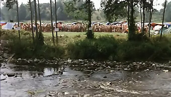 Erotische Scènes Op Het Platteland Onder De Zon En Hooi