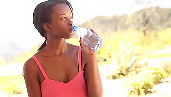 Helt Naturlig Ebony Skønhed Jezabel Vessir I Solo Yoga Session