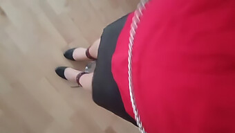 Une Femme Soumise Subit Une Torture Bondage En Talons Et Collants