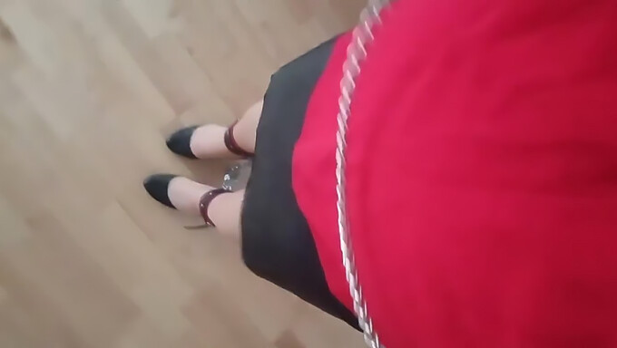 Bondaged Sissy Lider Förnedring I Bdsm-Video