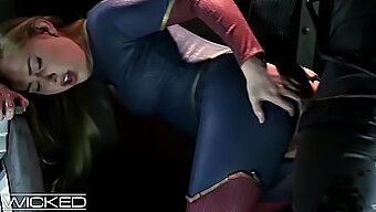 Supergirl สนุกกับการนั่งทางทวารหนักที่รุนแรงด้วยนิ้วที่หยาบและรุนแรง