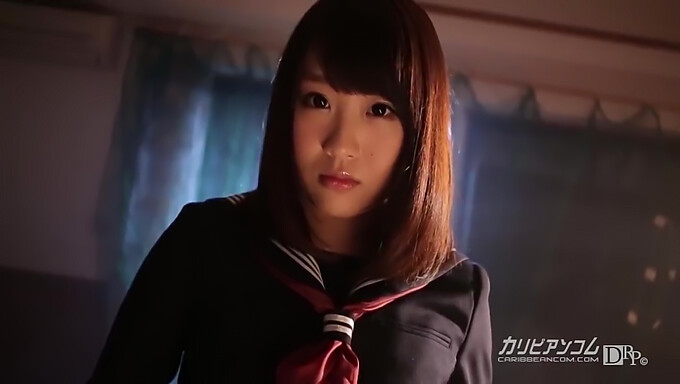 นักศึกษา Rena Takayama ในชุดนักเรียนสาว