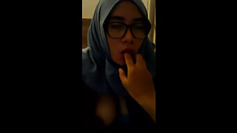 Video Buatan Sendiri Gadis Indonesia Yang Memakai Hijab Memberikan Blowjob 4