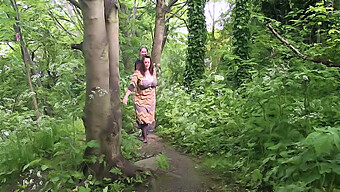 Wanita Gemuk Cantik Bertato Menjadi Liar Di Hutan