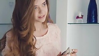 La Superbe Adolescente Ukrainienne Kay J Dans Une Performance Sensuelle Softcore.