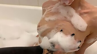 El Flaco De La Joven Gina Gerson En Un Baño De Burbujas Caliente