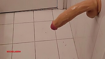 Banyoda Büyük Bir Yarak Için Dildo Ile Mastürbasyon