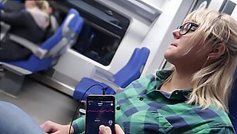 Controllando Da Remoto L'Orgasmo Di Una Teenager Su Un Treno