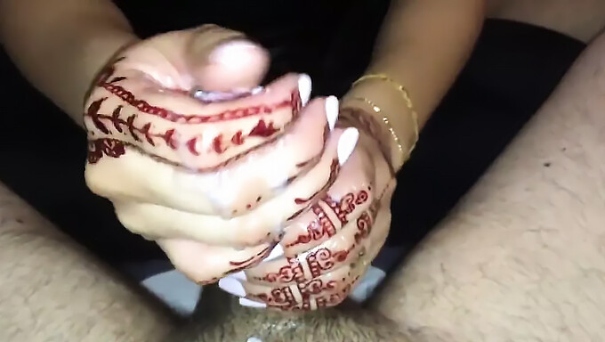 Amateur Hands Lead To A Huge Cumshot For French Arab Beauty