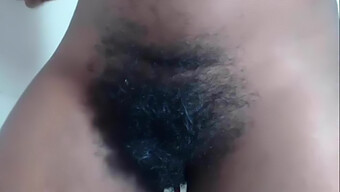 Mujer Afroamericana Con El Pelo Excesivo Del Cuerpo