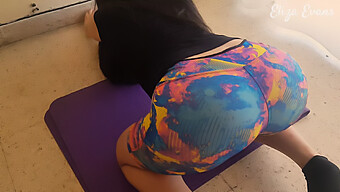 Une Jeune Instructrice De Yoga Est Surprise Par Un Étudiant Excité