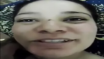 الأصول الطبيعية لزوجة أبيها معروضة في جلسة جنسية على كاميرا الويب