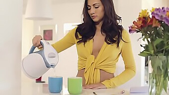 Mihaela Isizzu Savurează O Ceașcă De Cafea În Acest Videoclip Metart