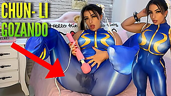 Verführerische Chun Li Verwöhnt Sich Mit Einem Hachi-Vibrator, Indem Sie Ihre Kleidung Durchnässt Und Zum Orgasmus Kommt.