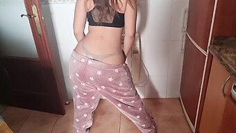 Adolescente Con Gran Culo Aparece En La Webcam