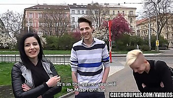 Quatuor Public Avec Une Brune Plantureuse Dans Un Barbier