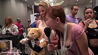 Avn-Preisträger Britney Amber Und Teddylovebear Auf Der Ae Expo