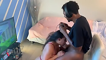 Casal Interracial Se Envolve Em Sexo Hardcore Com Peitos Grandes E Brincadeiras Anais