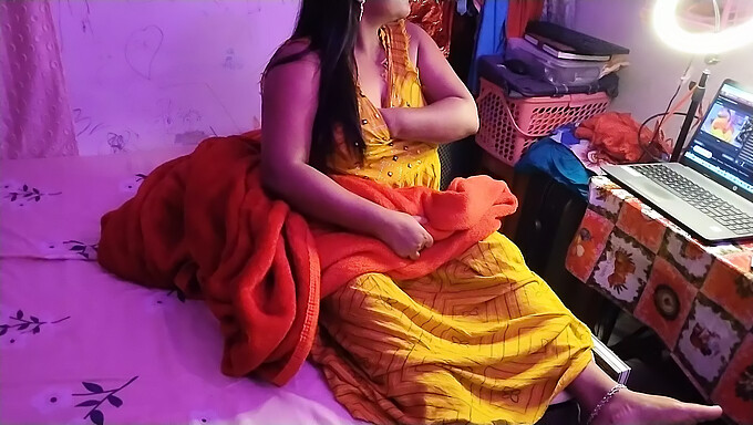 Desi Bhabhi, Kamera Şovunda Varlıklarını Sergiliyor