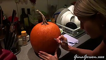 Bất Ngờ Halloween Của Cô Gái Gầy Trên Webcam