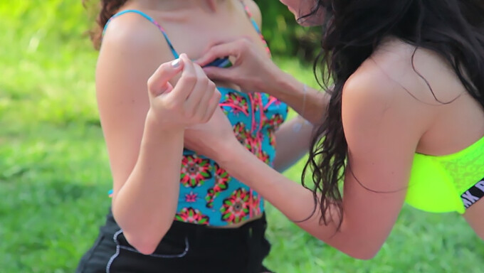 Una Chica Europea Con Tetas Pequeñas Muestra Sus Habilidades En El Parque.