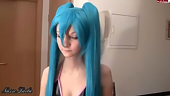 Tienermeisje Verkleed Als Miku Hatsune Geniet Van Ruige Seks En Klaarkomen Op Het Gezicht