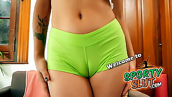 Một Cô Gái Trẻ Người Latin Khoe Những Đường Cong Của Mình Trong Quần Short Spandex Chật Chội