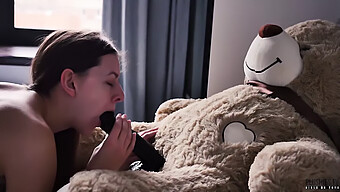 Stefanie Knight'S Heetste Momenten Op Plushies Tv In 2018