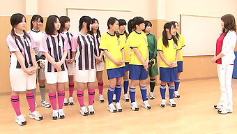 Une Adolescente Japonaise Est Séduite Par Des Hommes Plus Âgés Pour Une Intense Session De Sexe En Équipe De Football