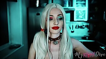 Harley Quinn Cosplay-Teenagerin Erkundet Asmr-Empfindungen