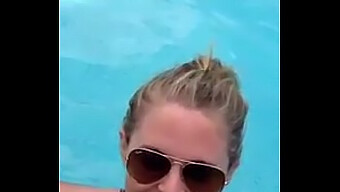 Vidéo Pov D'Une Blonde Faisant Une Fellation Profonde Au Bord De La Piscine