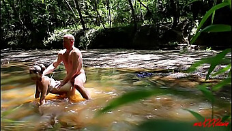 Espía En La Aventura Al Aire Libre De Una Pareja En El Parque Del Lago Houston