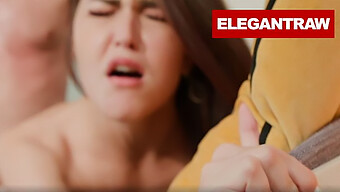 Gadis Eropah Muda Mendapat Vaginanya Diisi Dengan Air Mani Selepas Belajar