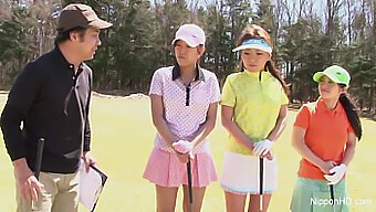 Phụ Nữ Châu Á Trẻ Tuổi Tham Gia Vào Buổi Đi Chơi Golf Khỏa Thân Với Các Hoạt Động Rõ Ràng