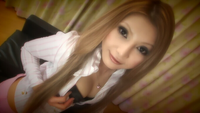 Eine Junge Japanische Frau Genießt Eine Gruppensex-Session Mit Mehreren Männern Und Bekommt Gesichts- Und Muschi-Cumshots