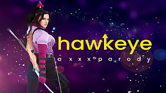 Cosplaying-Superheldin Hawkeye Kate Bishop Zeigt Ihre Sexuellen Fähigkeiten Mit Natürlichen Großen Brüsten