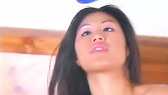 Une Belle Asiatique Sexy En Rose Se Fait Sodomiser Et Profite D'Une Éjaculation Interne Orale