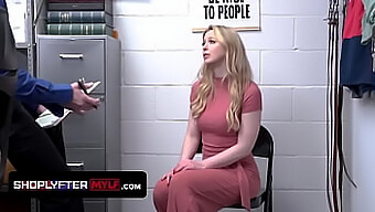 Sunny Lane, Una Donna Minuta Di Mezza Età, Si Concede Un Incontro Sessuale Con Una Guardia Di Sicurezza In Ufficio, Risultando In Una Sborrata Interna.