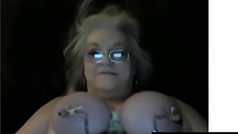 Oma'S Verslaving Aan Webcam Optredens