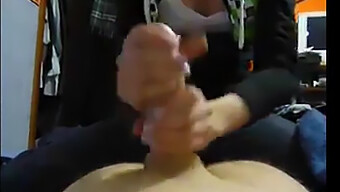 Domácí Video Dívky, Která Dává Svému Příteli Handjob S Jeho Velkým Penisem