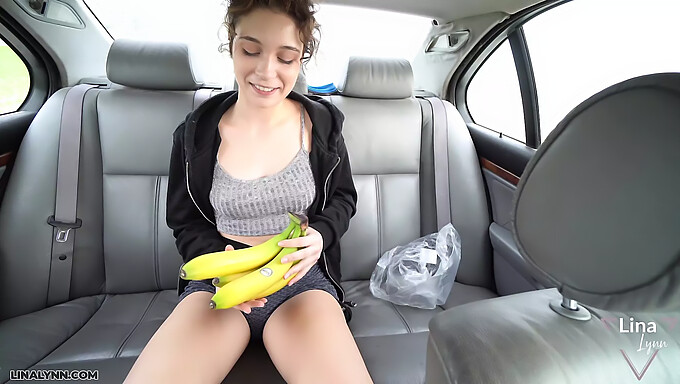 La Adolescente Alemana Linalynn Se Complace A Sí Misma Con Un Plátano En Pov