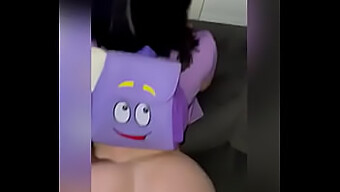 El Salvaje Paseo De Dora: Seducción Latina Y Sensualidad