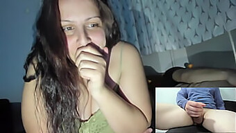 Esposa Infiel Disfruta Viendo Cómo Un Desconocido Se Masturba En La Webcam